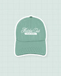 Sticker Matcha Club : casquette verte illustrée, 3,5 × 4,5 cm, finition brillante