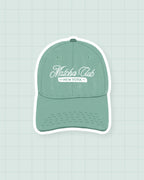 Sticker Matcha Club : casquette verte illustrée, 3,5 × 4,5 cm, finition brillante