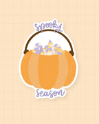Sticker Spooky season : citrouille pleine de bonbons, 3,5 × 4,5 cm, finition brillante