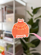 Le sticker Cosy season photographié, prêt à coller