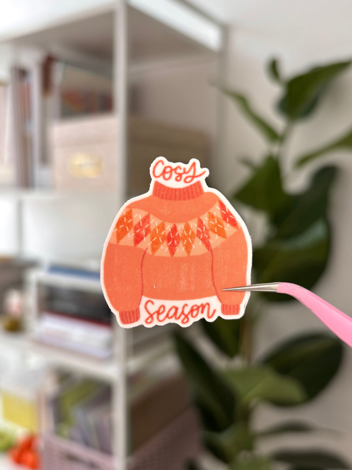 Le sticker Cosy season photographié, prêt à coller