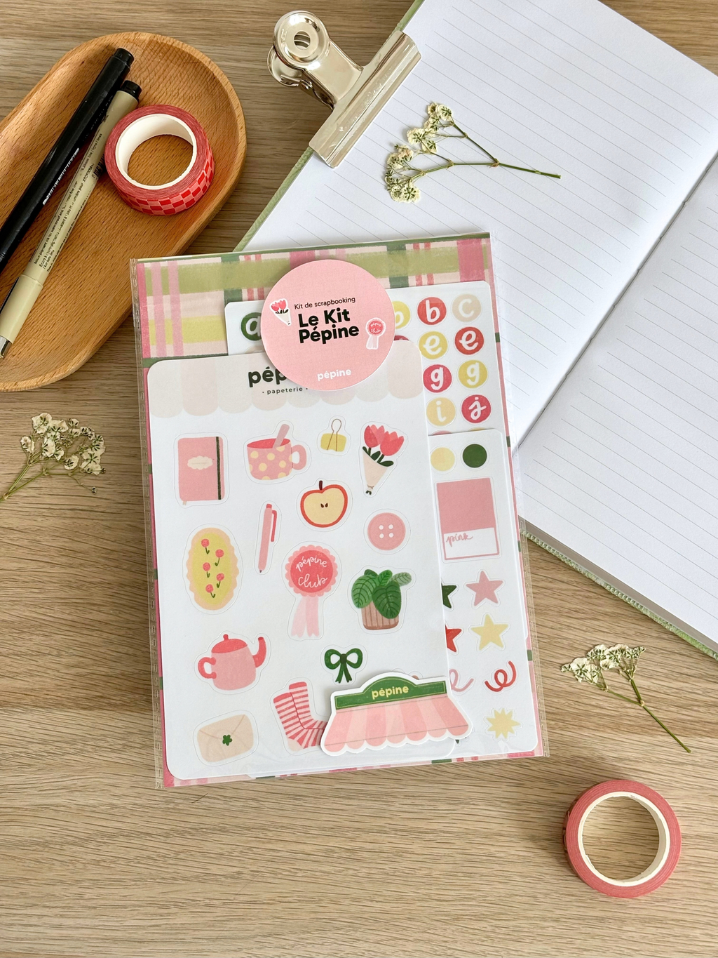 Contenu du Kit Pépine présenté à plat : planches, fonds papier et sticker à l'unité