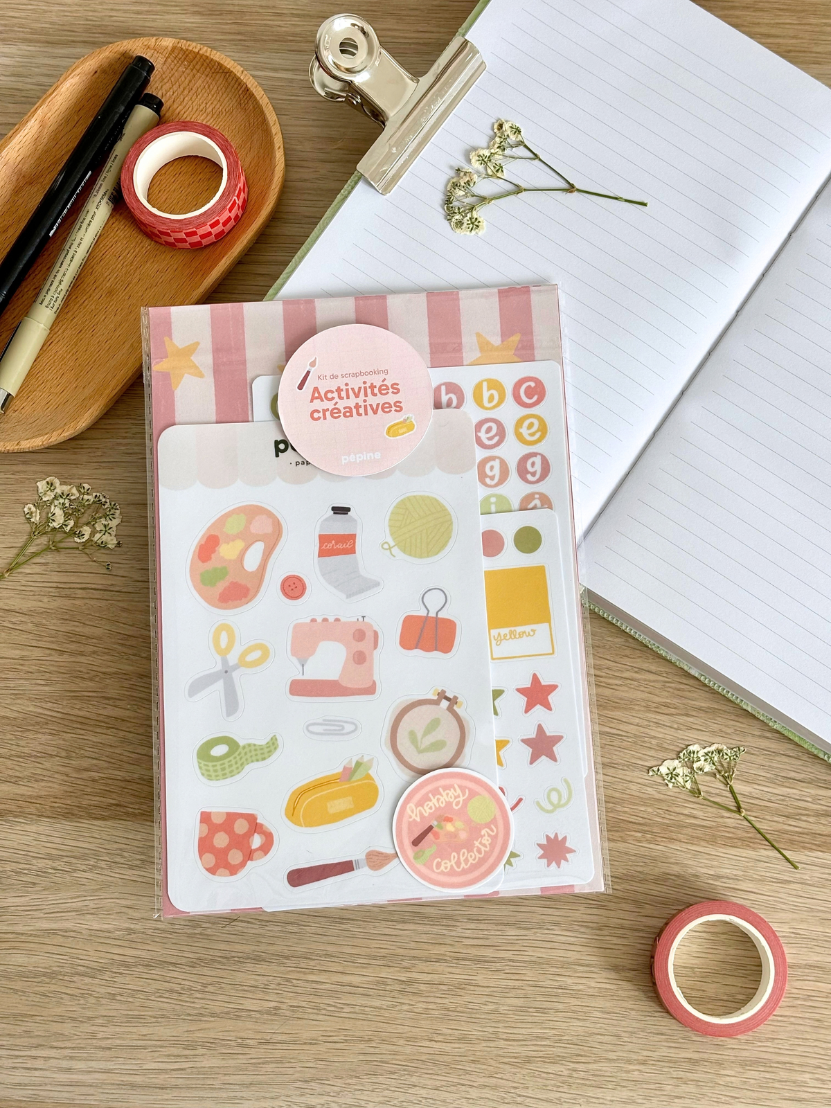 Contenu du kit Activités créatives présenté à plat : planches, fonds papier et sticker à l'unité