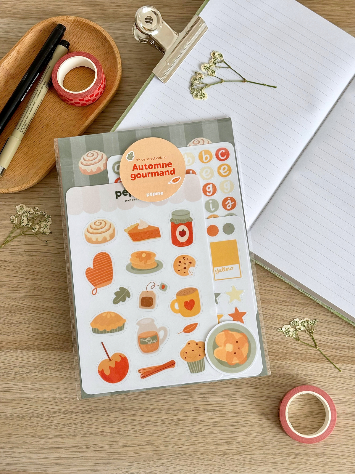 Contenu du kit Automne gourmand présenté à plat : planches, fonds papier et sticker à l'unité