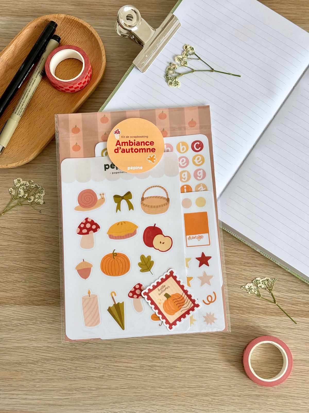 Contenu du kit Ambiance d'automne présenté à plat : planches, fonds papier et sticker à l'unité