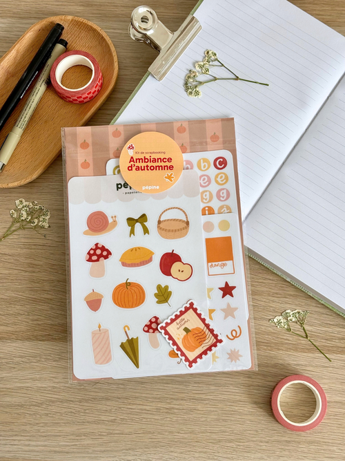 Contenu du kit Ambiance d'automne présenté à plat : planches, fonds papier et sticker à l'unité