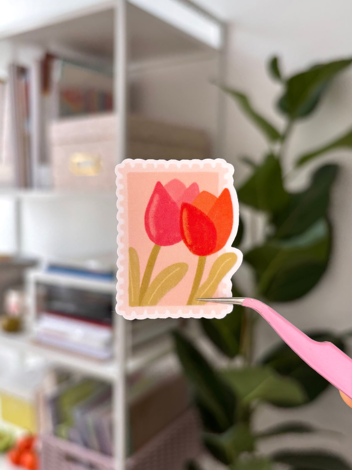 Le sticker Timbre fleuri photographié, prêt à coller sur une enveloppe