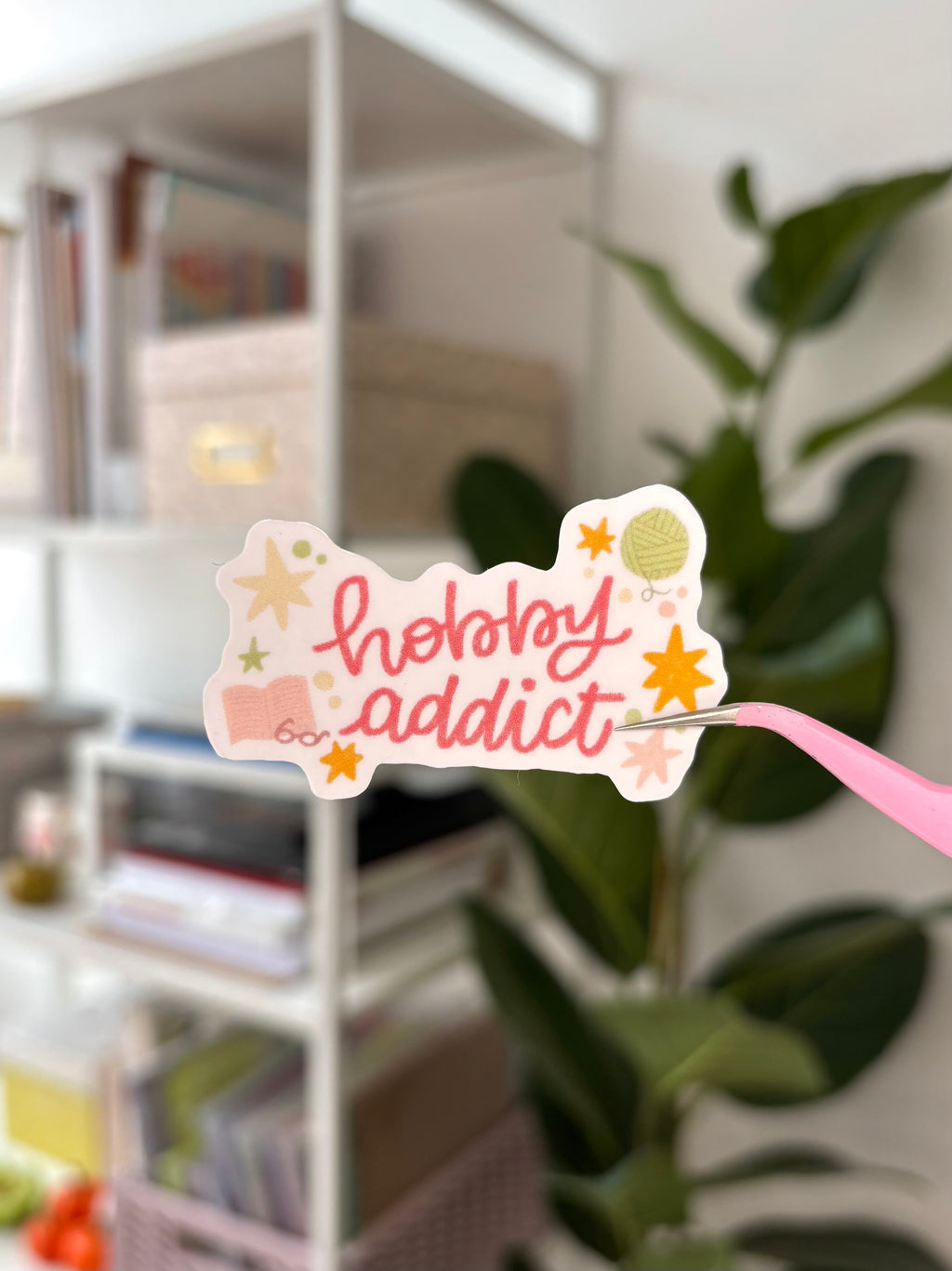 Le sticker Hobby Addict photographié, prêt à coller