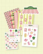 Le Kit Pépine : les trois planches de stickers et les quatre fonds papier du kit de scrapbooking