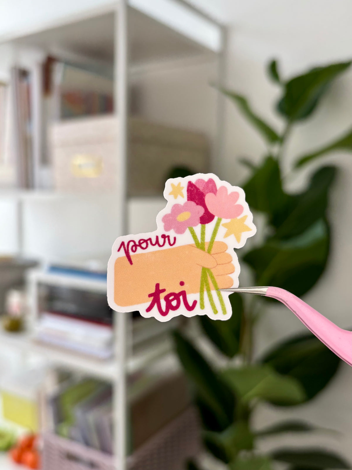Le sticker « pour toi » photographié, prêt à coller sur une carte