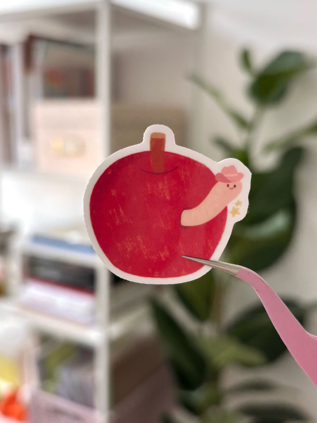 Le sticker Pomme photographié, prêt à coller