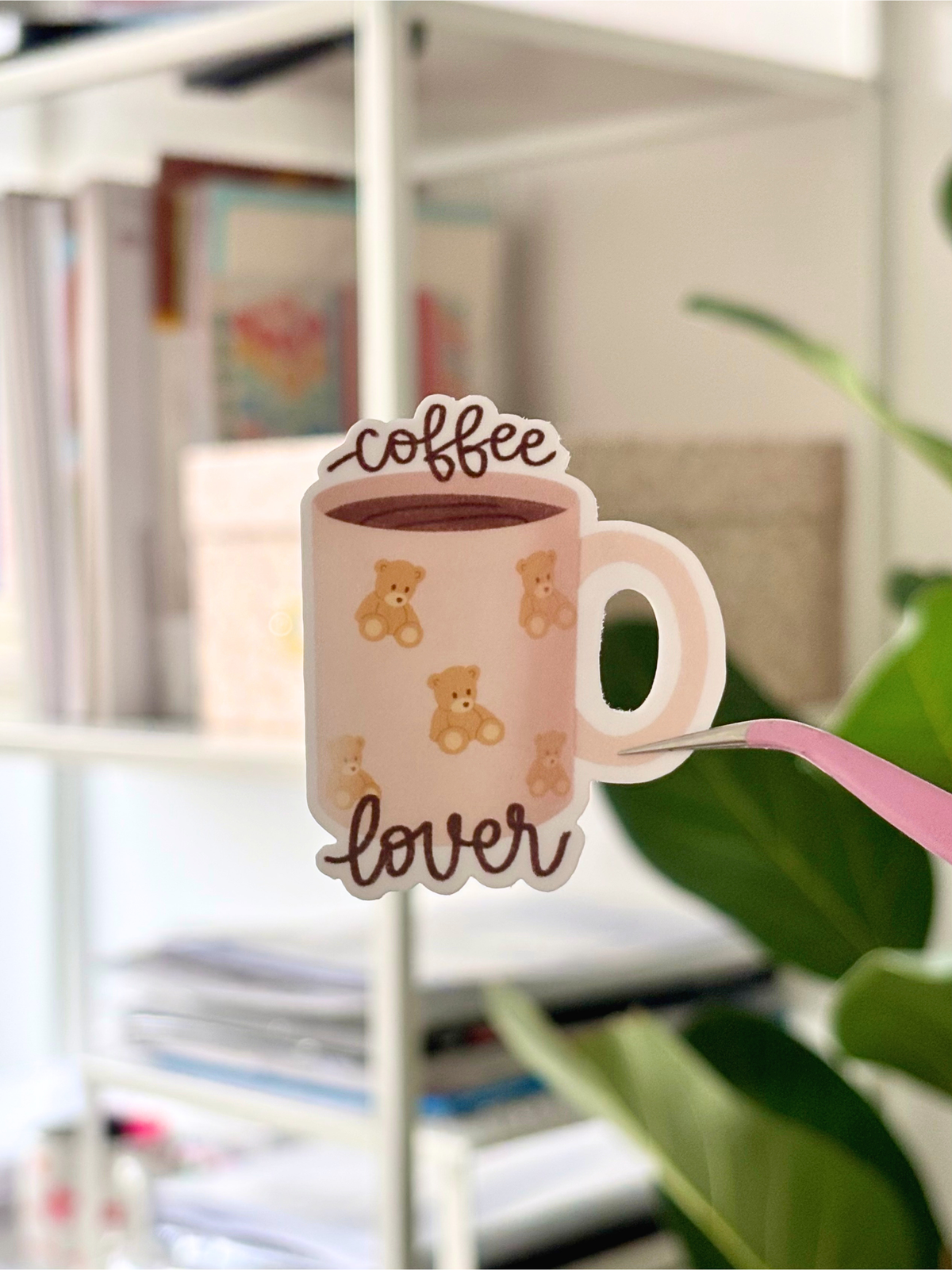 Le sticker Coffee Lover tenu à la pince, pour donner l'échelle