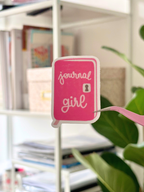 Le sticker Journal Girl tenu à la pince, pour donner l'échelle