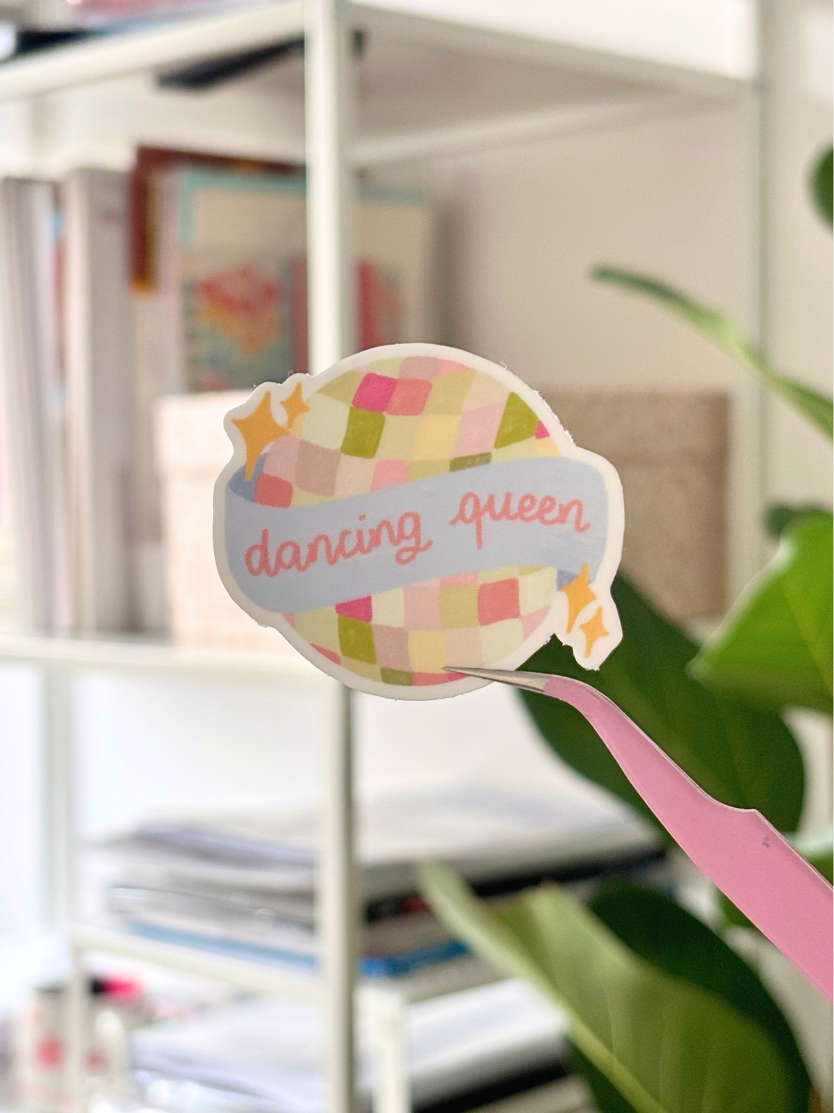 Le sticker Dancing Queen tenu à la pince, pour donner l'échelle