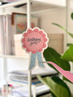 Le sticker Birthday Girl tenu à la pince, pour donner l'échelle