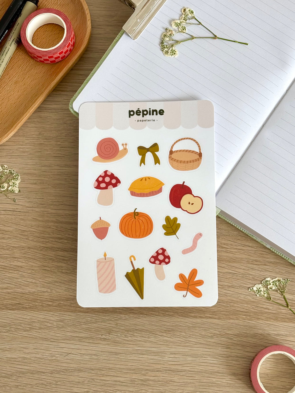 La planche Ambiance d'automne photographiée à plat, stickers prédécoupés