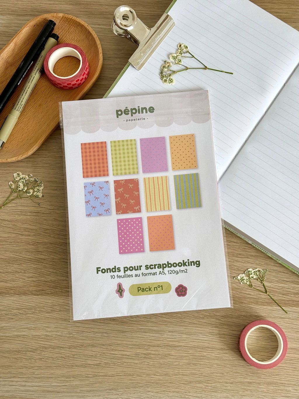 Les fonds de scrapbooking du pack n° 1 photographiés à plat, papier 120 g