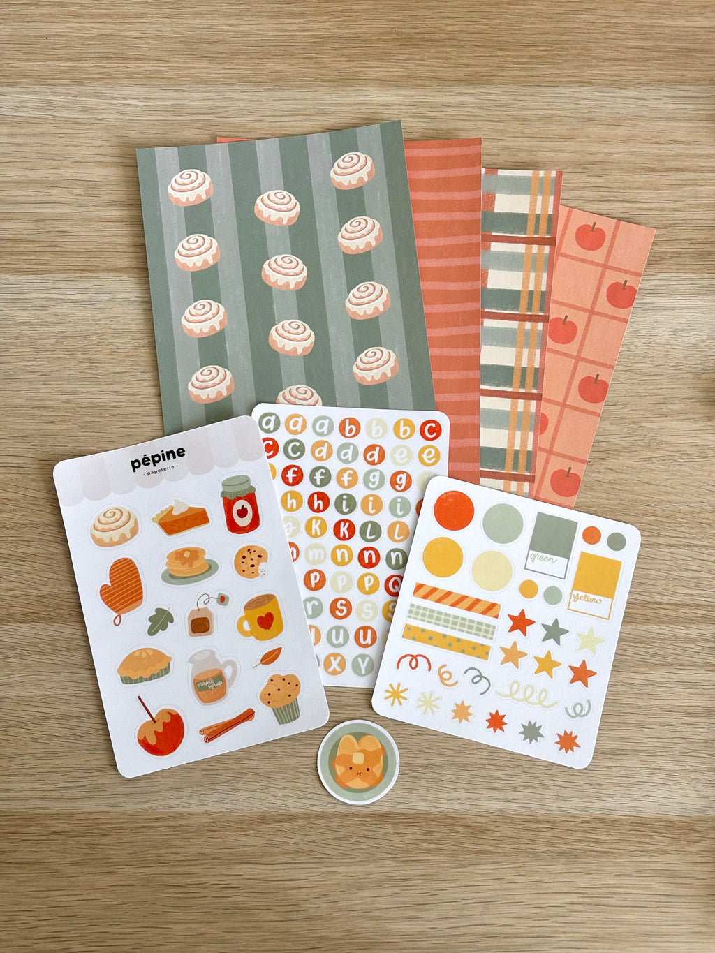 Le kit Automne gourmand photographié déballé sur un bureau en bois