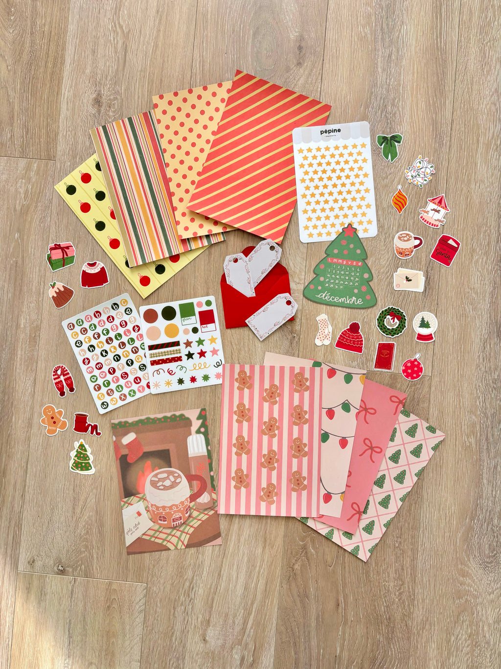 Fonds de scrapbooking, planches et stickers de la Box de Noël photographiés à plat