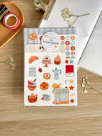 Le kit La boulangerie dans sa pochette, photographié sur un bureau en bois