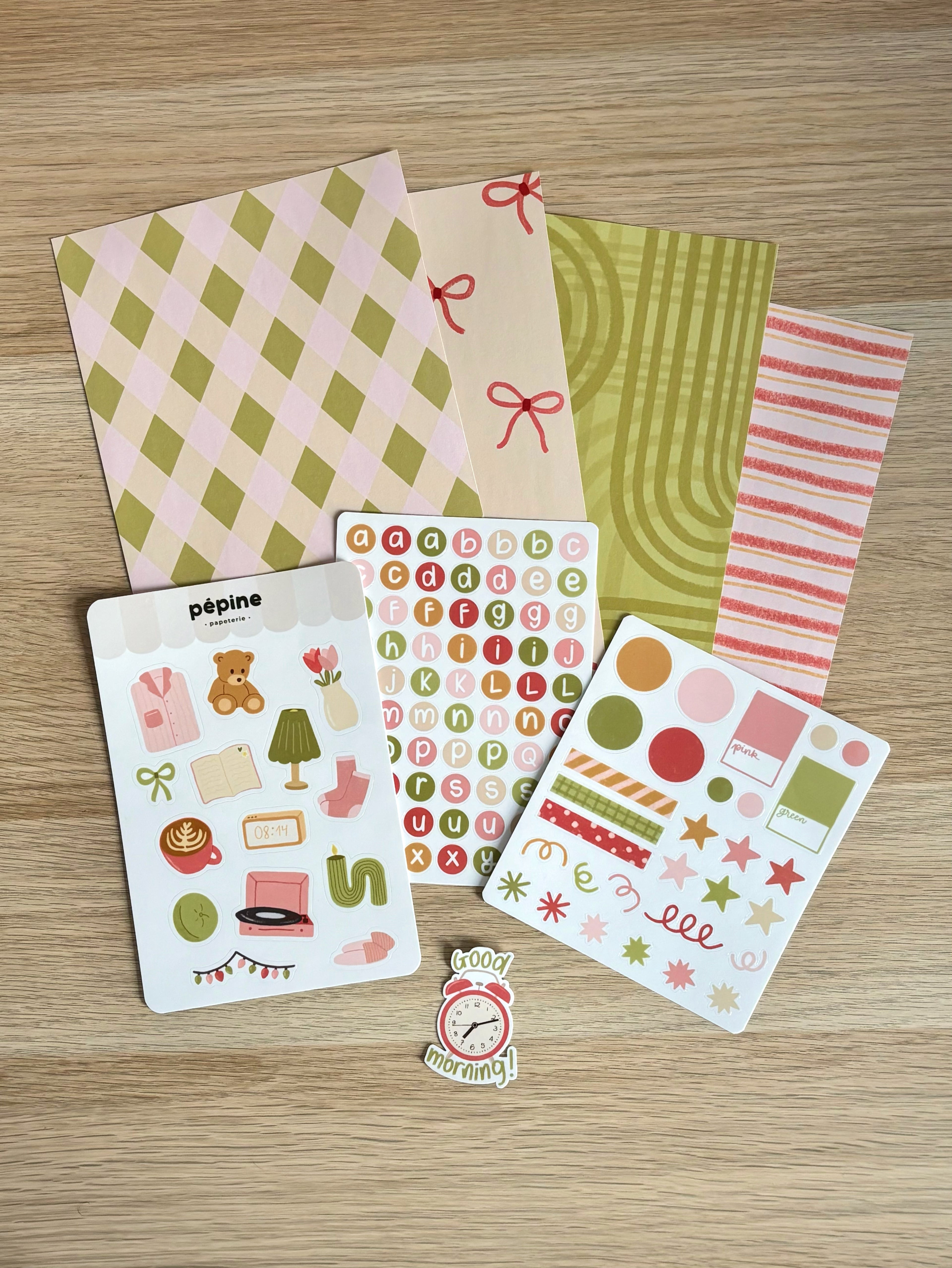 Le kit Dans la chambre déballé à plat : fonds rayés et à motifs, planches de stickers et sticker à l'unité
