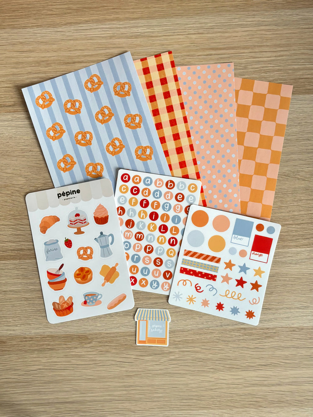 Le kit La boulangerie déballé à plat : fonds vichy, planches de stickers et sticker à l'unité