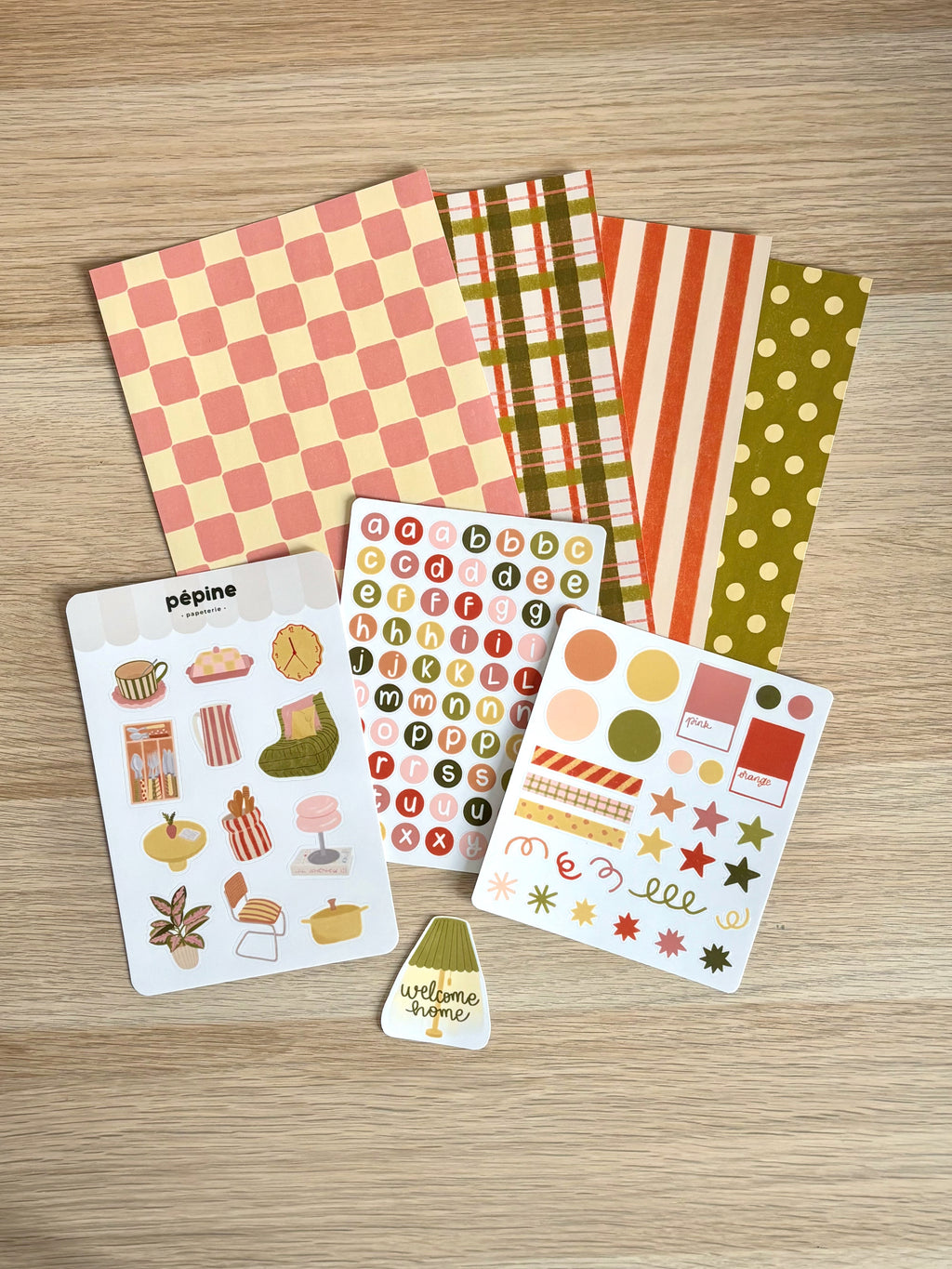 Le kit Décoration d'intérieur déballé à plat : fonds à carreaux, planches de stickers et sticker à l'unité